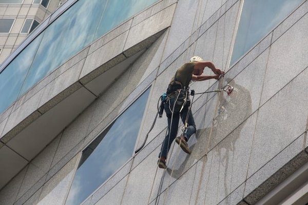 Les secrets d'un nettoyage efficace pour vos murs extérieurs: techniques et astuces