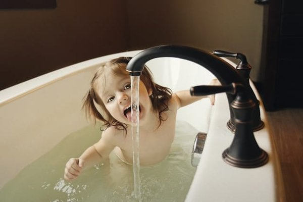 Guide complet : Comment installer une baignoire îlot dans votre salle de bain