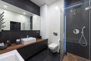 Une analyse des coûts de rénovation d'une salle de bain, prenant en compte les différents éléments et finitions.